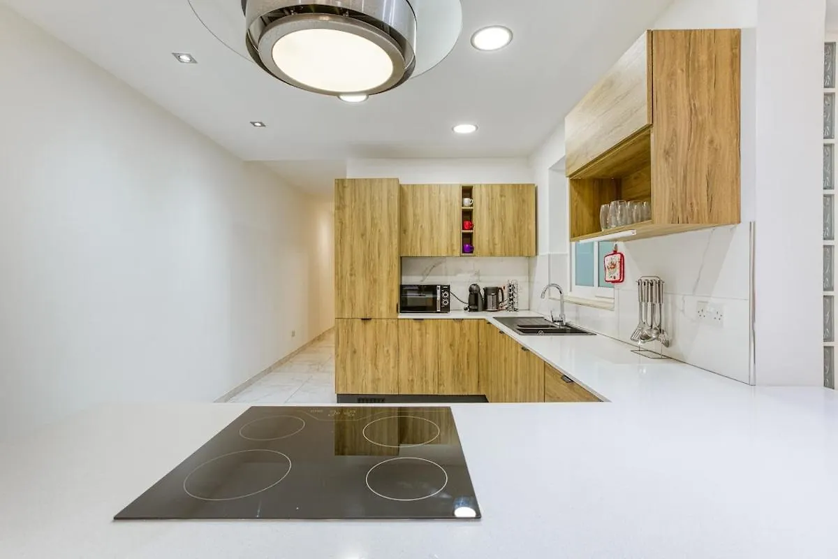 Central 3 Bedroom Modern Apartment In St Julians Saint Julian's 0*,  Malta
