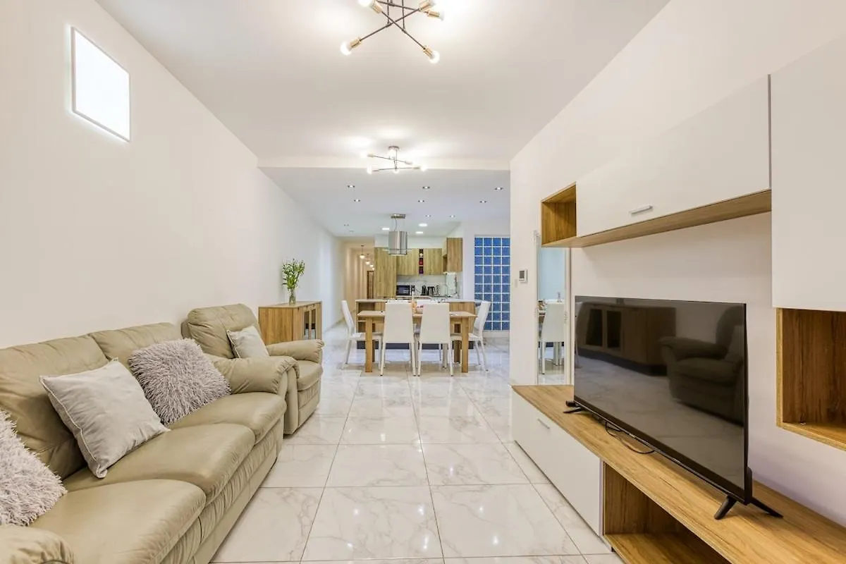 Central 3 Bedroom Modern Apartment In St Julians Saint Julian's 0*,  Malta